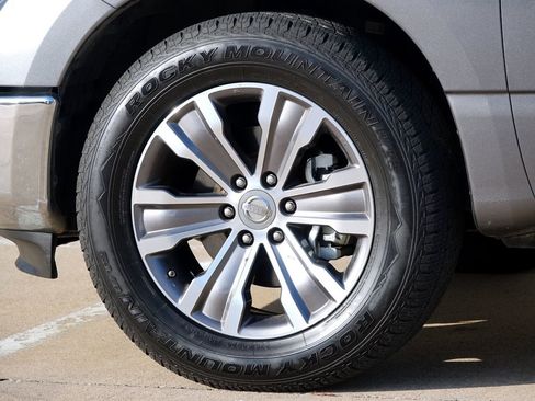 Used 2019 Nissan Titan SL image 24