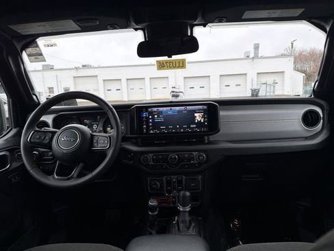 Used 2024 Jeep Wrangler Unlimited image 19