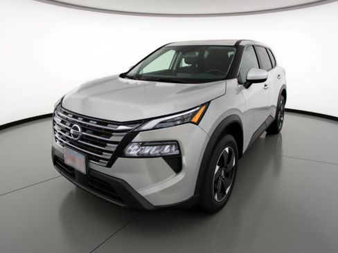 Used 2025 Nissan Rogue SV image 3