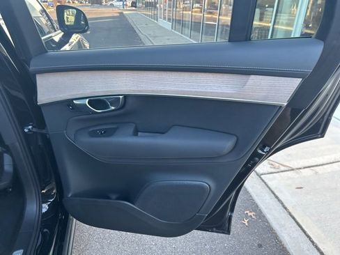 Used 2025 Volvo XC90 B6 Plus image 12