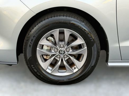 Used 2025 Toyota Sienna XLE FWD image 13
