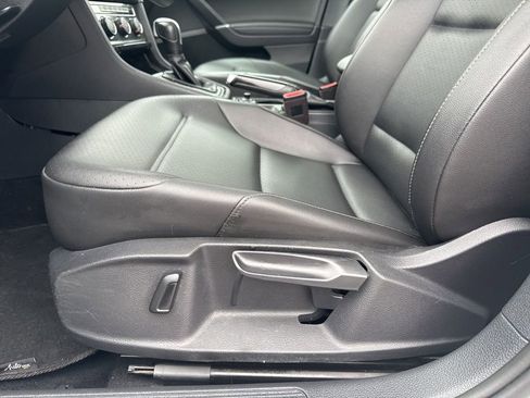 Used 2021 Volkswagen Golf 4-Door image 16