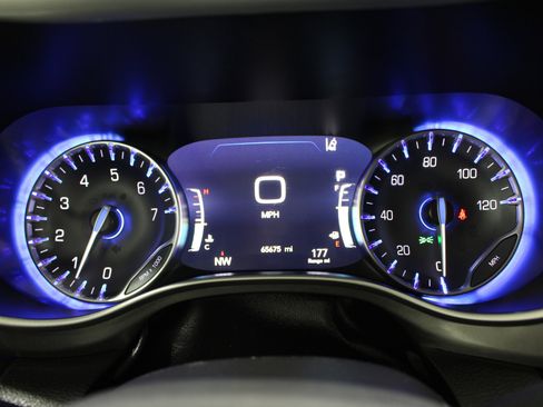 Used 2024 Chrysler Pacifica Touring-L FWD image 13