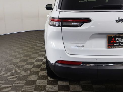 Used 2023 Jeep Grand Cherokee L Limited AWD/4WD image 17