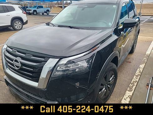 Used 2025 Nissan Pathfinder SV image 2