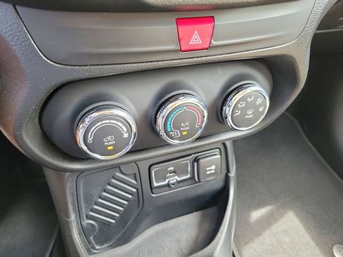 Used 2016 Jeep Renegade Latitude FWD image 29
