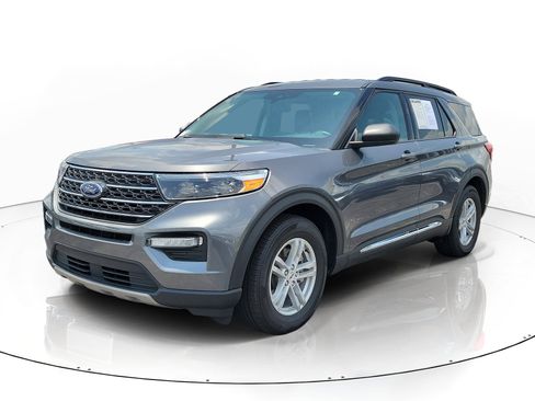 Used 2024 Ford Explorer XLT w/ Equipment Group 202A RWD image 3