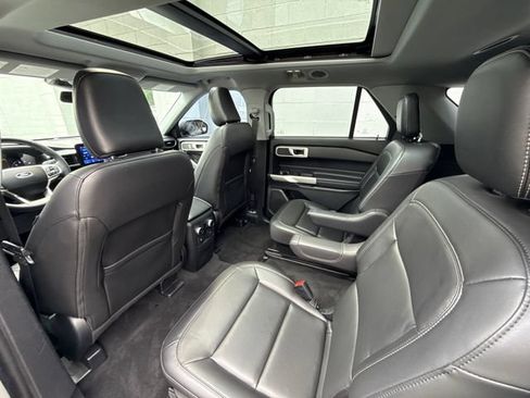 Used 2022 Ford Explorer XLT w/ Equipment Group 202A AWD/4WD image 42