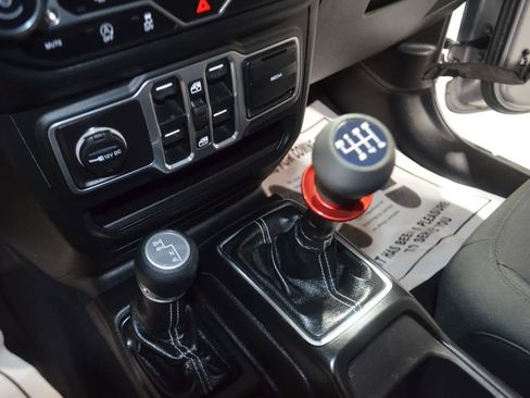Used 2018 Jeep Wrangler Unlimited Sahara AWD/4WD image 30