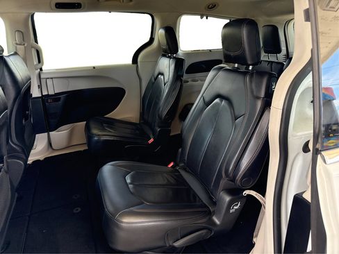Used 2020 Chrysler Pacifica Touring-L FWD image 10