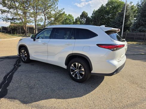 Used 2021 Toyota Highlander XLE AWD/4WD image 3