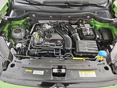 Used 2025 Volkswagen Taos SE FWD image 21