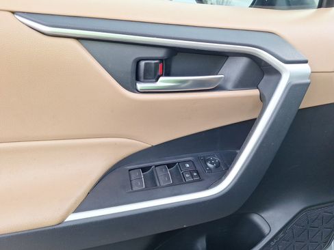 Used 2022 Toyota RAV4 XLE Premium image 16