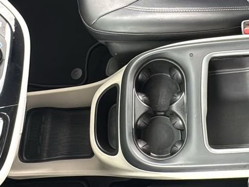 Used 2024 Chrysler Pacifica Touring-L image 32