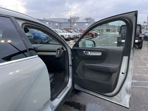 Used 2025 Volvo XC40 B5 Plus image 8