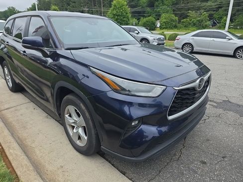 Used 2023 Toyota Highlander LE FWD image 5