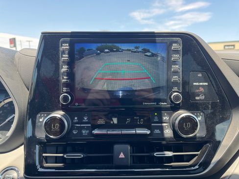 Used 2022 Toyota Highlander XLE AWD/4WD image 21