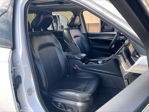 Used 2023 Jeep Grand Cherokee 4WD 4xe w/ Luxury Tech Group II image 11