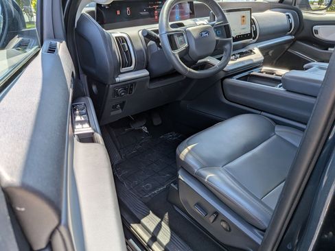 Used 2025 Ford Expedition Active AWD/4WD image 11