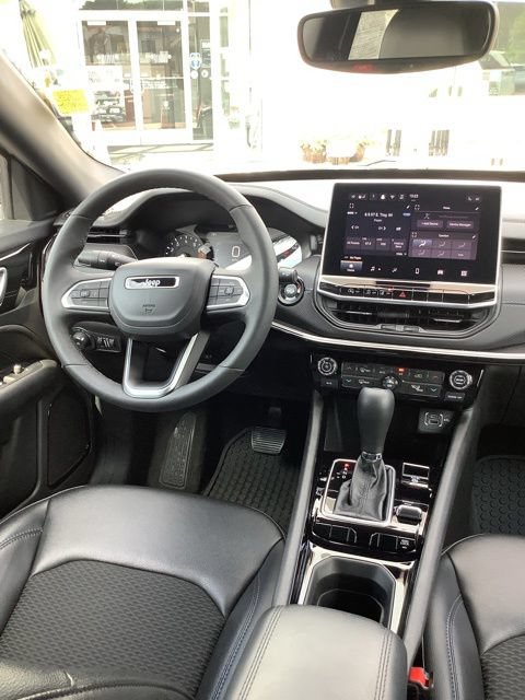Certified 2025 Jeep Compass Latitude w/ Convenience Group AWD/4WD image 12