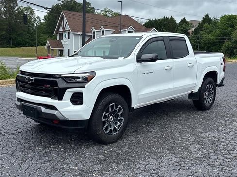 Used 2025 Chevrolet Colorado Z71 w/ Technology Package AWD/4WD image 3