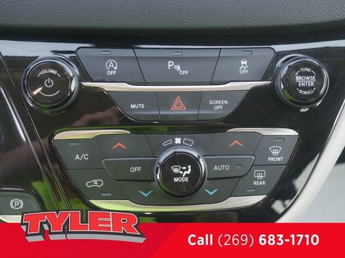 Used 2020 Chrysler Pacifica Touring w/ Cold Weather Group FWD image 31