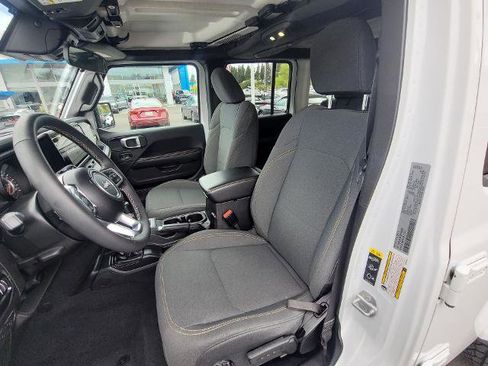 Used 2025 Jeep Wrangler Unlimited Sahara AWD/4WD image 18