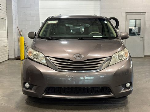Used 2011 Toyota Sienna XLE image 2