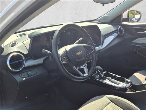 Used 2024 Chevrolet Trax LT w/ LT Convenience Package FWD image 8
