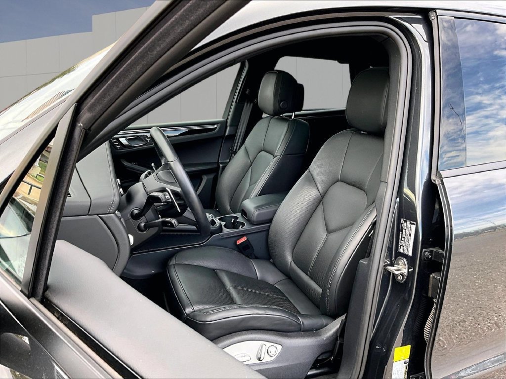 Certified 2026 Porsche Macan AWD/4WD image 5