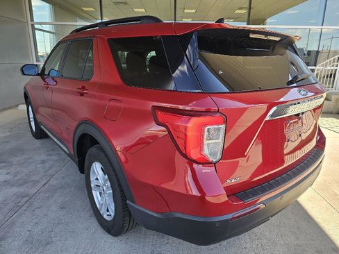 Used 2023 Ford Explorer XLT AWD/4WD image 3