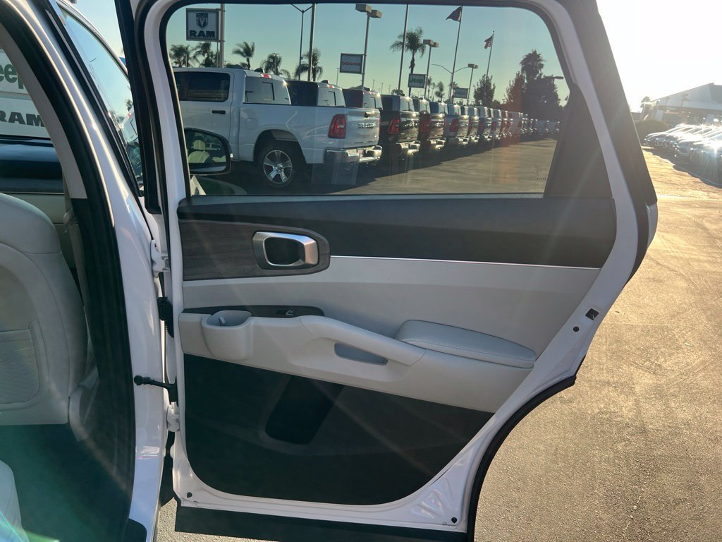 Used 2023 Kia Sorento EX w/ Panoramic Sunroof Package FWD image 44