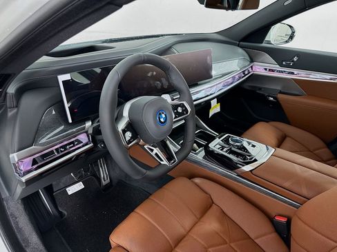 Used 2025 BMW 750e xDrive AWD/4WD image 9