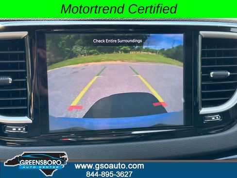 Used 2024 Chrysler Pacifica Touring-L FWD image 5
