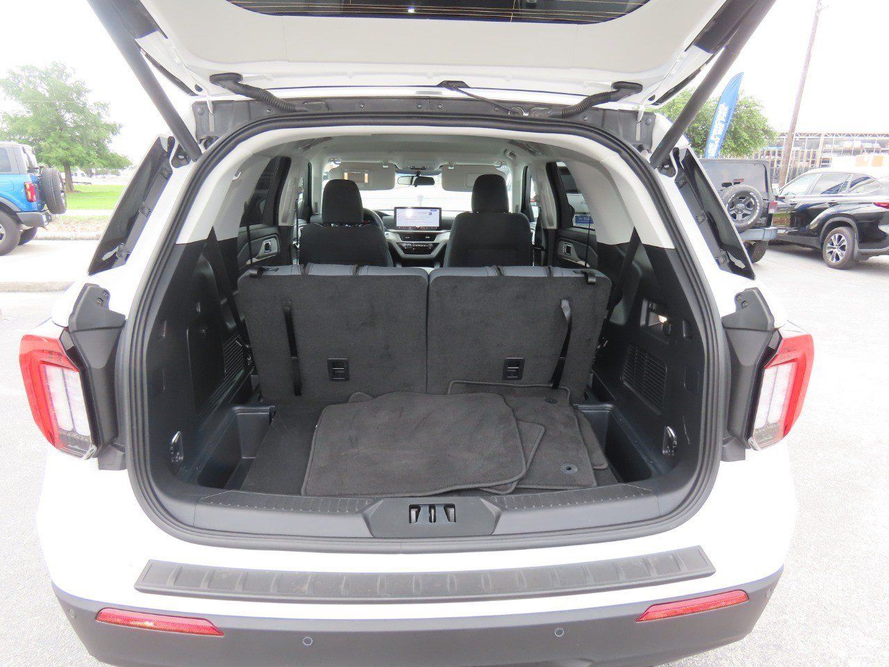 Used 2025 Ford Explorer Active RWD image 14