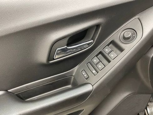 Certified 2022 Chevrolet Trax LT w/ Midnight Edition image 11