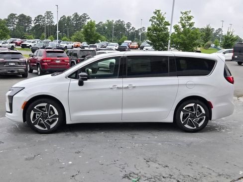 New 2027 Chrysler Pacifica Limited w/ Family Tech Group FWD image 4