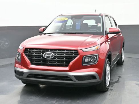 Certified 2025 Hyundai Venue SE image 8