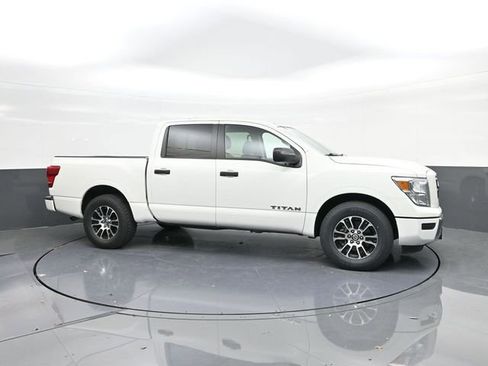 Used 2022 Nissan Titan SV RWD image 17