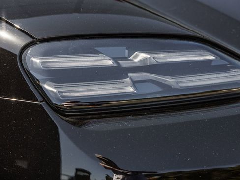 Certified 2025 Porsche Macan 4 Electric AWD/4WD image 25