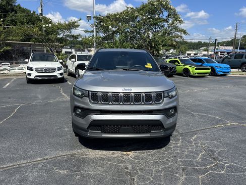 Used 2024 Jeep Compass Latitude AWD/4WD image 4