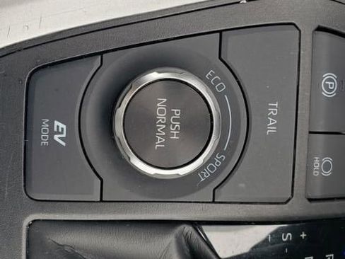 Used 2025 Toyota RAV4 XLE AWD/4WD image 18