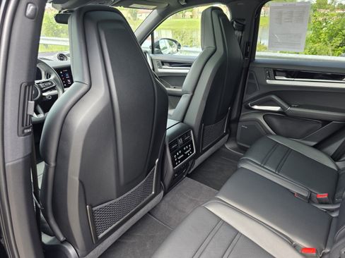 Used 2024 Porsche Cayenne AWD/4WD image 16