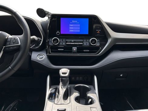 Used 2023 Toyota Highlander XLE AWD/4WD image 13