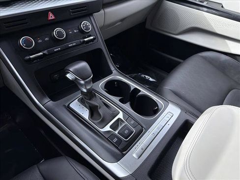 Used 2022 Kia Carnival LX image 21