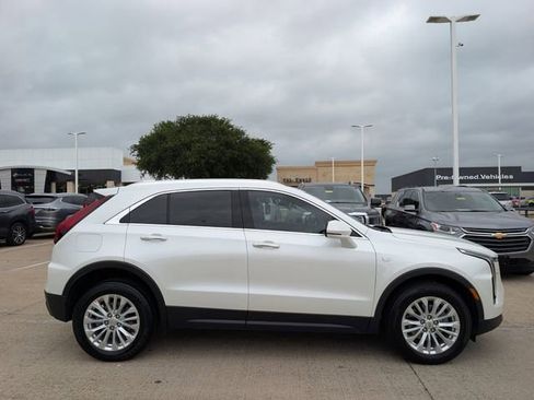 Used 2024 Cadillac XT4 Luxury w/ Cold Weather Package FWD image 3