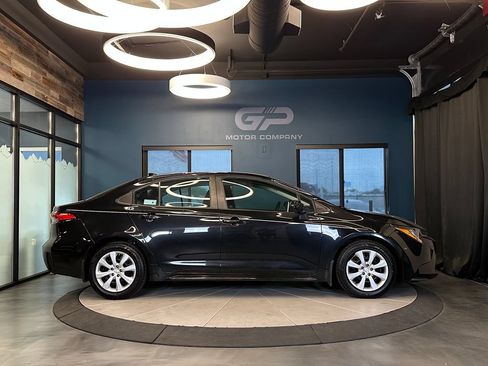 Used 2020 Toyota Corolla SE FWD image 2