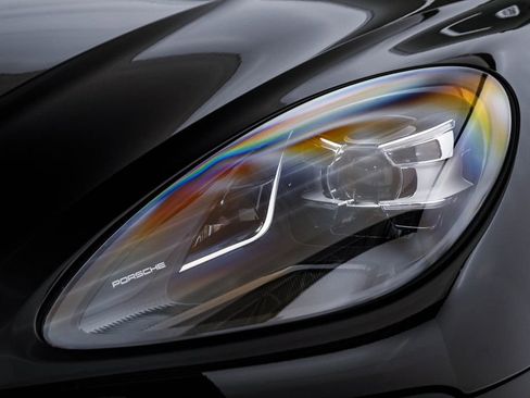 Certified 2021 Porsche Macan image 7