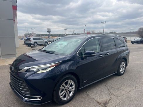 Used 2021 Toyota Sienna Platinum image 1