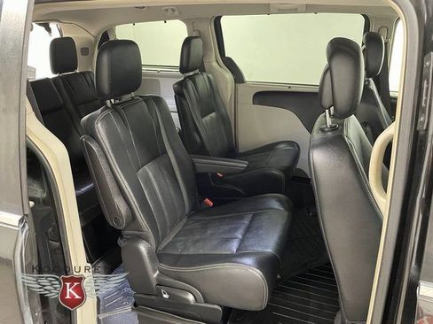 Used 2015 Chrysler Town & Country Touring FWD image 22